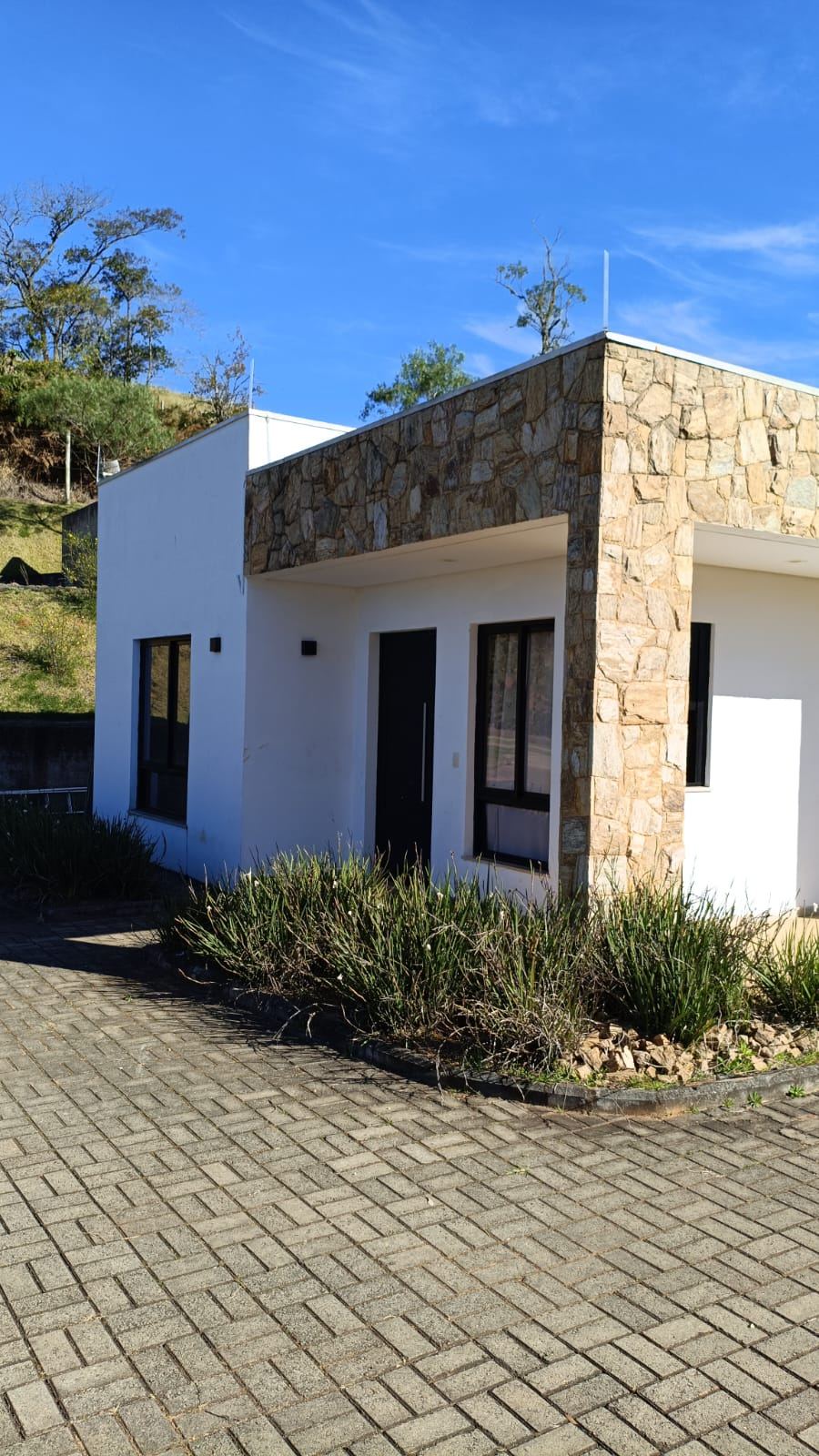 Sede em terreno de encosta com captor no topo da laje e cabo de descida na fachada
