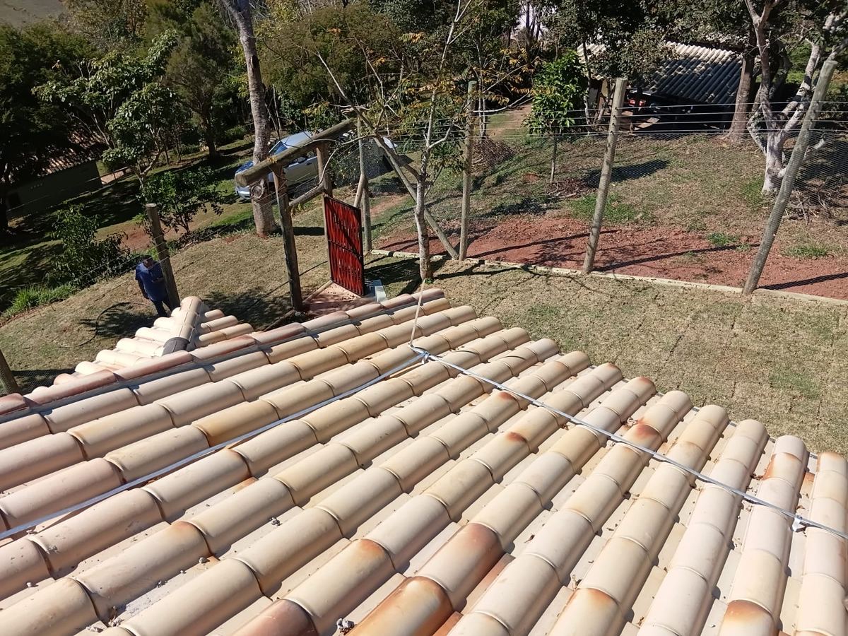 Condutor de captação fixado sobre o telhado de telha cerâmica da sede, acompanhando a cumeeira